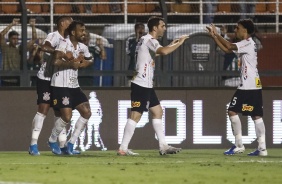 Jogadores do Corinthians comemorando gol contra o Palmeiras, no Pacaembu