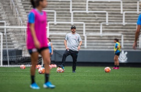 Arthur Elias durante treino de reconhecimento do gramado da Arena Corinthians