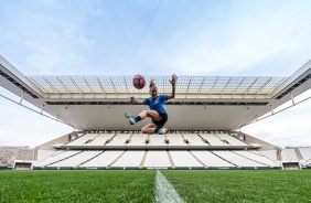 Cacau durante treino de reconhecimento do gramado da Arena Corinthians