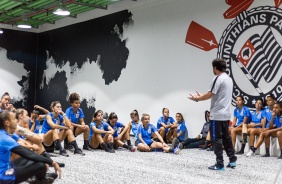 Elenco do feminino durante treino de reconhecimento do gramado da Arena Corinthians