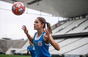 rika durante treino de reconhecimento do gramado da Arena Corinthians