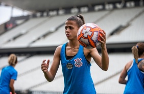 Giovanna durante treino de reconhecimento do gramado da Arena Corinthians
