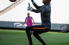 Goleiro Tain durante treino de reconhecimento do gramado da Arena Corinthians