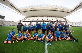 Jogadoras do feminino durante treino de reconhecimento do gramado da Arena Corinthians