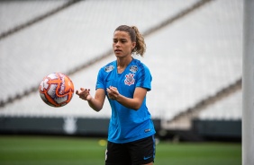 Tamires durante treino de reconhecimento do gramado da Arena Corinthians