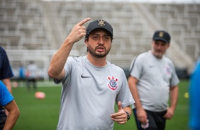 Treinador Arthur Elias durante treino de reconhecimento do gramado da Arena Corinthians