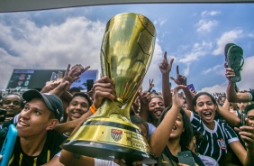 Capitã Grazi com a taça de Campeão Paulista Feminino 2019, na Arena Corinthians
