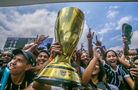 Capit Grazi com a taa de Campeo Paulista Feminino 2019, na Arena Corinthians