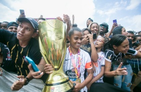 Capit Grazi no meio da galera com taa de Campes Paulista 2019, na Arena Corinthians