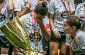 Emocionada, capit Grazi levanta taa de Campeo Paulista Feminino