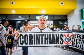 Fiel Torcida recepciona delegao do Corinthians Sub-20 que chega ao Esprito Santo