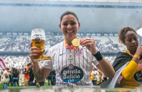 Gabi Zanotti exibe medalha de campeã paulista feminino 2019 em plena Arena Corinthians lotada