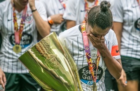Grazi levanta o troféu de Campeão Paulista Feminino 2019