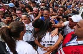 Meninas do Corinthians Feminino comemorando vitória sobre o São Paulo, na final do Paulista