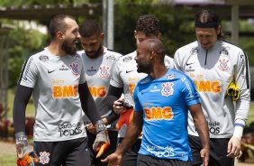 Vagner Love e goleiros do Corinthians no último treinamento antes do jogo contra o Internacional