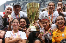 Arthur Elias e comandadas levantam a taça de Campeões Paulista pelo Corinthians Feminino