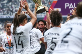 Arthur Elias e elenco levantam a taça de Campeões Paulista pelo Corinthians Feminino