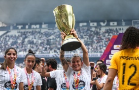 Cacau e amigas levantam a taa de Campes Paulista pelo Corinthians Feminino