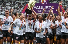 Capit Grazi e jogadoras levantam taa de campes paulista pelo Corinthians Feminino