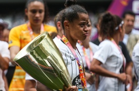 Capitã Grazi emocionada ao erguer a taça do Campeonato Paulista Feminino
