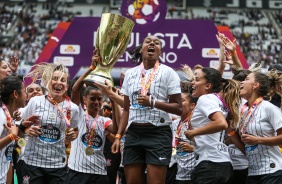 Elenco do Timão levanta taça de campeãs paulista pelo Corinthians Feminino