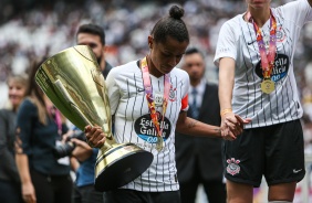 Emocionada, Grazi levanta trofus do Campeonato Paulista Feminino