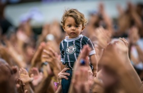Garota presente na final entre Corinthians e São Paulo pelo Paulista Feminino