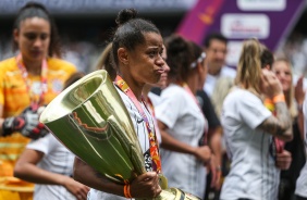 Grazi se emociona ao levantar taa do Campeonato Paulista Feminino