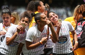Ingryd, Mimi e Katiúscia durante comemorações do título do Campeonato Paulista