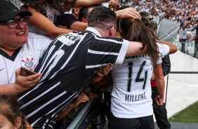 Jogadoras do Timão Feminino levantam a taça de campeãs paulista