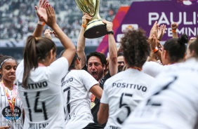 Jogadoras do Timo Feminino levantam a taa de campes paulista