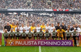 Jogadoras do Timo Feminino levantam a taa de campes paulista