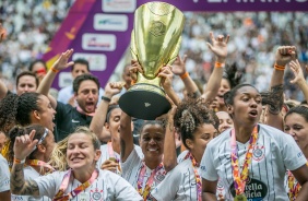 Jogadoras do Timo Feminino levantam a taa de campes paulista