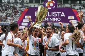 Jogadoras do Timo Feminino levantam a taa de campes paulista