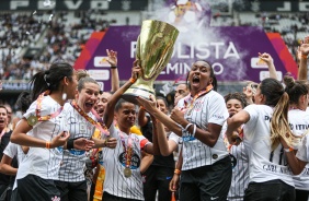 Jogadoras do Timo Feminino levantam a taa de campes paulista