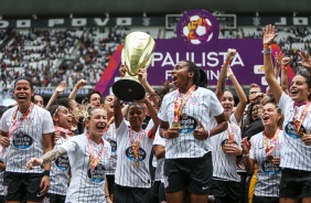 Jogadoras do Timo Feminino levantam a taa de campes paulista