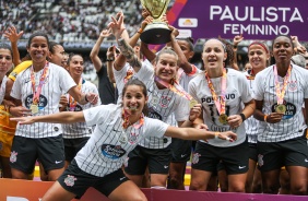 Jogadoras e suas medalhas de campeãs paulista pelo Corinthians Feminino
