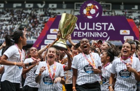 Jogadoras levantam taça de campeãs paulista pelo Corinthians Feminino