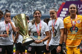 Kaiscia e companheiras levantam a taa de Campes Paulista pelo Corinthians Feminino