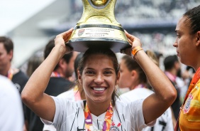 Millene levanta a taça de campeão paulista pelo Corinthians Feminino