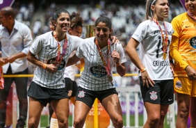 Paulinha e Katiúscia durante comemorações do título do Campeonato Paulista, pelo Corinthians