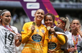 Taty e Paty durante comemorações do título do Campeonato Paulista, pelo Corinthians Feminino