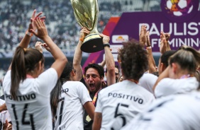 Treinador e elenco levantam a taça de Campeões Paulista pelo Corinthians Feminino
