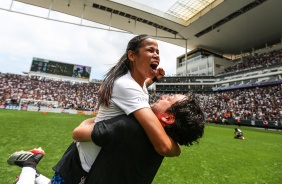 Arthur e Victória comemorando o título do Campeonato Paulista Feminino