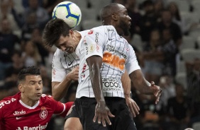 Avelar e Manoel durante jogo contra o Internacional, na Arena Corinthians, pelo Brasileiro