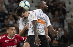Avelar e Manoel durante jogo contra o Internacional, na Arena Corinthians, pelo Brasileirão