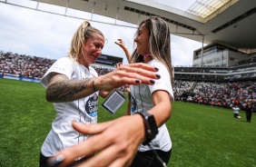 Cacau e Dyane comemorando o ttulo do Campeonato Paulista Feminino