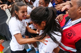 Emocionadas, meninas do Corinthians Feminino comemorando o título do Campeonato Paulista