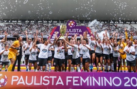 Foto do momento em que as meninas do Corinthians levantam a taça do Campeonato Paulista