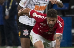 Gil durante jogo contra o Internacional, na Arena Corinthians, pelo Brasileiro